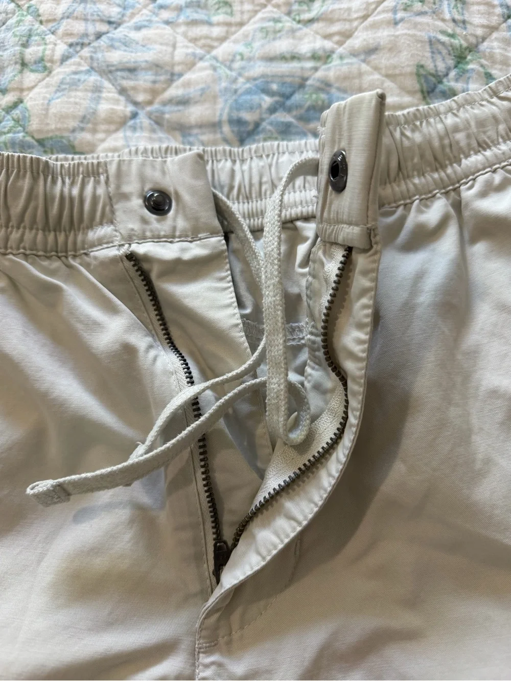 Nike men’s beige cargo pants size Large